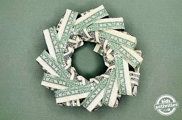 Dollar bill origami Christmas wreath - step 6 - Once all 12 units are connected, your money origami wreath is finished!
