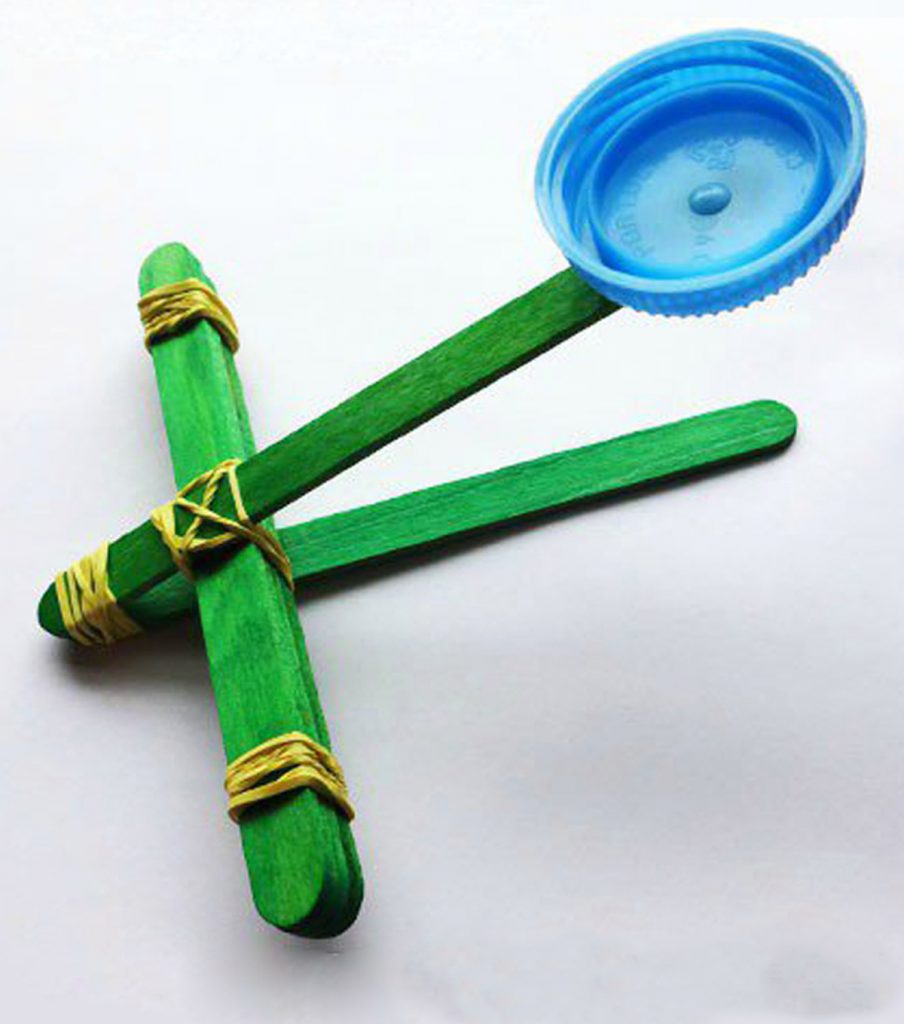 ideas for christmas homemade gifts- DIY catapult made with popsicle sticks, rubber bands and a lid.