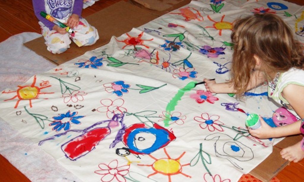 ideas for christmas homemade gifts- Kids making cloth napkins with markers.